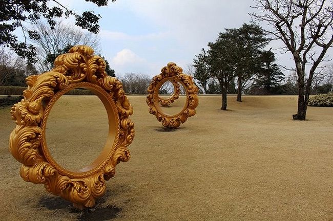 霧島アートの森～霧島神宮<br /><br />計画はこうだった。朝一に韓国岳登山して昼前後下山。えびの高原へ立ち寄り、その後アートの森を散策して霧島温泉へ行って夕方に桜島麓まで行く。でも霧島にも桜島にも積雪した今日、アクセスが制限され計画変更を余儀なくされました。霧島は泊まりでゆっくり来るべきだな&#9825;