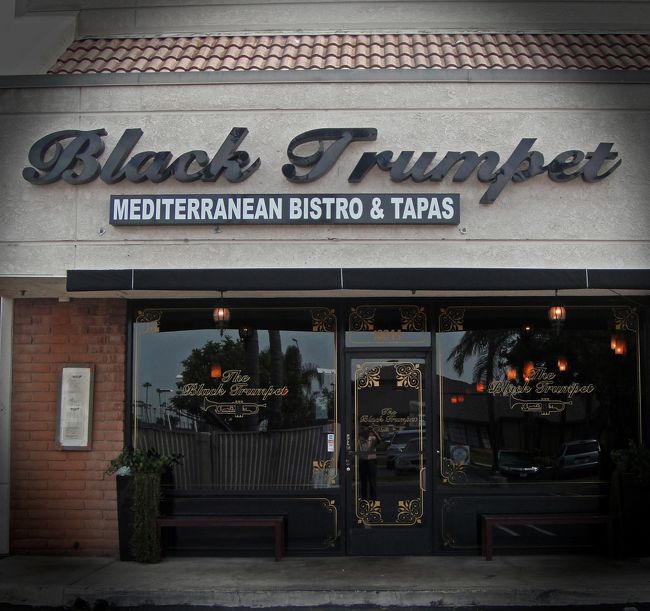 レストラン　の名　は　黒いトランペット。<br /><br />黒いトランペット　とは　レストランとしては不思議な名前、ジャズ　に関係した料理なの？　　ニューオーリンズのケージャン料理？<br /><br />表には　地中海料理　と　タパス　の店と書いてあります。<br /><br /><br />The Black Trumpet Bistro<br />18344 Beach Blvd <br />Huntington Beach, California<br /><br /><br />