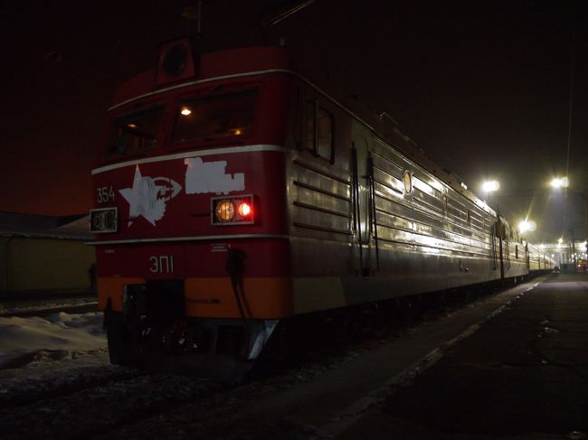 いつかウラジオストクからモスクワまでシベリア鉄道で旅がしたいって夢があった。<br />もちろん鉄道に本格的にハマるよりずっと前から。<br />なので、ハバロフスク～ウラジオストクをつなぐ夜行列車の＜オケアン号＞にはそれほど注目してなかった。（あくまでも「モスクワまで」乗りたかったから）<br /><br />前・ま・で・は。<br /><br />最初はウラジオストクだけのつもりやったけど、日程がずれ、日程が増え、ハバロフスクも加わって・・・<br /><br />これってもうついでに乗るしかないんじゃないだろうか？<br />乗らなきゃいけないんじゃないだろうか？<br />てか・・・乗りたい！！！！<br /><br />というわけで独断と偏見により乗車決定☆<br />でもうちの家族、みんな夜行列車が好きなんですよねｗ<br />反対するどころか、<br /><br />父「今回のメインはシベリア鉄道やろ？(・∀・)ﾜｸﾜｸ」<br />妹「電車に乗られへんのやったらもうキャンセルする！涙」<br />（一人諸事情で出発に間に合わず、合流できるか怪しかった時の言葉）<br />母「お母さんはどこでもいく～」<br />約1名ゆるめの方がいますが、みんなガチで楽しみにしてましたｗ<br /><br />ホンマは車窓を楽しみたいので昼に乗りたいけど、いつかのモスクワ行のための予行練習ということで(｀∀´)<br /><br />旅程2日目の夜～3日目の朝にハバロフスク→ウラジオストク間、<br />約11時間の夜行列車の旅です！<br /><br />ほなホテルに20：00集合して、送迎の車でハバロフスク駅へ出発＝З<br /><br />※夜行列車のため、いつものような車窓や線路の写真はありません。<br />