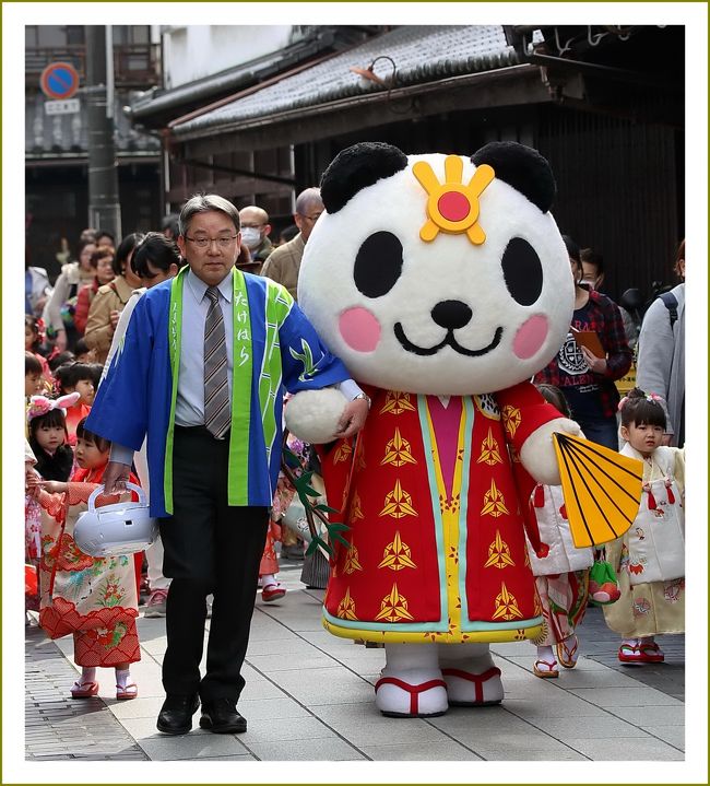 ■竹原こども雛めぐり　御粧（おめか）しした小っちゃな子どもたちが着物姿で町並みを練り歩き～♪<br /><br />　ご存知のとおり、竹原は『安芸の小京都』と呼ばれ、古都の情緒と歴史の香りが町の隅々に散りばめられた町です。<br />　江戸時代製塩業で栄え、頼春水・春風・杏坪を排出するなど、高度な町人文化を生み出しました。現在、竹原市内で所蔵される明治・大正・昭和の雛人形は、その頃の文化の香りを今に伝えています。<br />　町並み保存地区一帯の古い建物にひな人形を並べる「町並み雛（ひな）めぐり」が始まりました。<br /><br />～子ども達が着物姿で町並みを練り歩き／広島県竹原市～ <br />　日程：３月５日（日）11：00～　場所：町並み保存地区一帯<br /><br />【　手記　】<br />　何度も何度も訪れている竹原の町ですが、この日は町並み保存地区一帯で「こども雛めぐり」が行われるということでまたまた行って参りましたー。<br />　まあ、きれいな着物に包まれたおめかししたちっちゃなお子さんたちが練り歩く姿、かわいかったですよおー。<br />