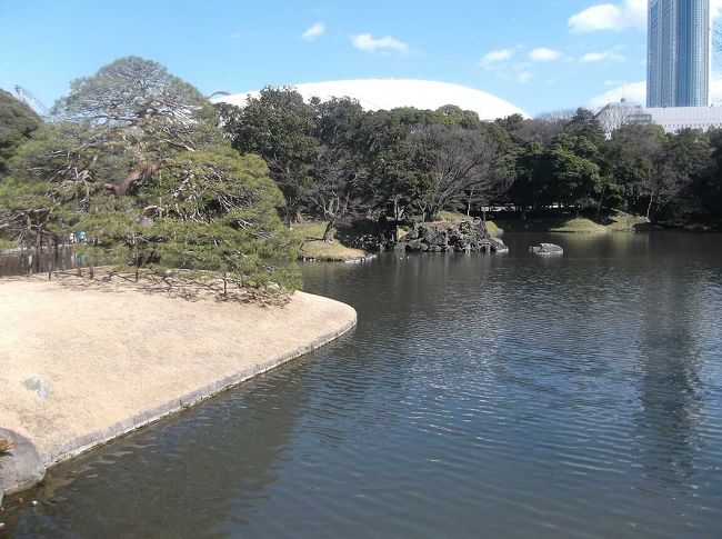 東京に長年いて何度も近くには来たことあるが，入ったことはなかった小石川後楽園へ入った．水戸徳川家江戸屋敷庭園で，場所によって景色が変わる見事な造園構造．築山された丘もあるので上下起伏もあり．国の特別史跡・特別名勝に指定されている．都心にあって貴重．反時計回りに一巡しました．<br /><br />良い解説が以下にある ― ただし私とは逆に時計回りに回ってます．<br />http://teien.tokyo-park.or.jp/special/walking.html