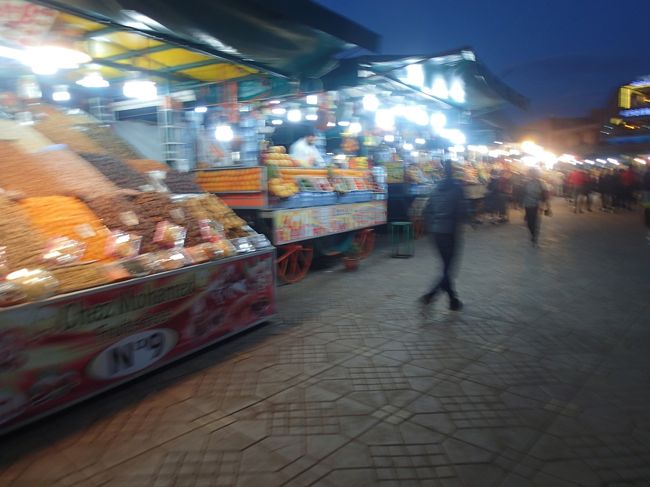 【７日目】午前：マラケシュ市内観光　午後：自由行動、市内のハマスへ　夜：オプショナルツアーの騎馬軍団のショー鑑賞<br /><br />　ふたたびアトラス山脈を越え、大西洋側に戻りました。マラケシュでは旧市街で半日自由行動となりました。日本の銭湯に近いのでしょうか？地元の人が週１回ほど通うハマムがたくさんありました。添乗員さんも一緒に行ってくださるということで、現地ガイドさんのご紹介のハマムでモロッコ風垢すりとマッサージを体験しました。実は、以前から興味がありましたが、貴重品はどうするの？着替えは？など些細なことを尋ねる勇気がなくて、トルコに行ったときにも諦めてしまったのです。サウナは思ったよりぬるめで、垢すりも想像していたのとは違ってなでるような感じでした。また、頭から思いっきりお湯をかけられたり、着替えも靴も同じ籠に入れてロッカーにしまったりと、びっくりの経験でした。マッサージは３０分ほどのコースでしたが、アロガンオイルをたっぷり塗られ、全身の疲れがほぐれ、うとうとしてしまいました。チャンスがあったらまた行ってしまいそうです。<br />