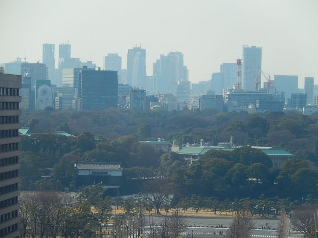 3月12日、午後2時頃に東京駅・グラントウキョウノースタワー12階のレストランで遅めの昼食を取った後、12階の展望室より丸の内方面の風景を見た。　新宿方面の高層ビル群がやや霞んで見られた。<br /><br /><br />*写真はグラントウキョウノースタワー12階から見られる新宿方面の風景