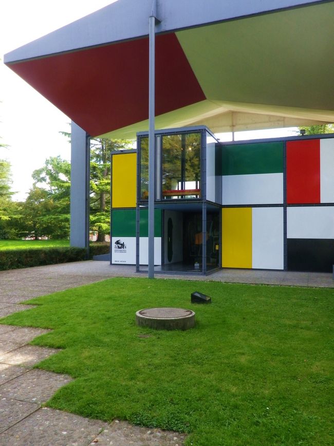 　ご存じ近代建築の巨匠、ル・コルビュジエはおもにフランスで活躍しましたが、彼の作品は生まれ故郷のスイスにも多数残されています。<br /><br />その一つがこの、ル・コルビュジェ展示館/Pavillon Le Corbusier<br /><br />コルビュジエ・デザインの家具を商品化した仕事の良きパートナーであり、コルビュジエ作品のコレクターでもあった友人、ハイディ・ウェバーの依頼で設計された建物で、コルビュジエの手がけた最後の作品ともなりました。<br /><br />ここではコルビュジエのアート作品を彼の建築の中に展示することで、総合的にコルビュジエの世界を紹介しています。<br /><br />チューリヒ湖畔の美しい緑地に立つモダンアートのようなカラフルな建物は、コルビュジエが提唱したドミノシステム（スラブ、柱、階段のみが建築の主要要素とする）や、近代建築の五原則（ピロティ、屋上庭園、自由な平面、水平連続窓、自由な立面）などが実感できる素晴らしい場所となっています。