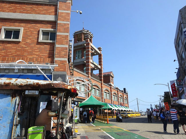 去年のGWに行った台湾・墾丁旅行以来、なんと10か月振りの海外旅行!<br />もはや私にとって一番ホッとできる定番海外スポットとなった高雄に行ってきました。<br /><br />3月ではありましたが、昼間は30度近くまで上がる真夏日。<br />ホテルも今回は思い切って変えてみて、海沿いのちょっぴりリゾート風のものを選び、青空の下気持ちの良い時を過ごしてきました^^<br /><br />初高雄<br />http://4travel.jp/travelogue/10869632<br /><br />2度目高雄<br />http://4travel.jp/travelogue/10909598<br /><br />3度目高雄<br />http://4travel.jp/travelogue/11033849<br />http://4travel.jp/travelogue/11037879