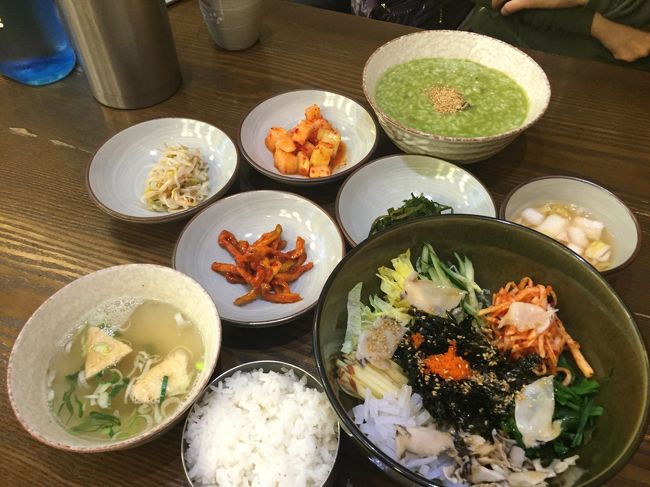 大好きな釜山へ、食い倒れの旅に出かけました。<br /><br />母とは何度も来たことがある釜山ですが、母と私だけだと食べれる量が限られてしまい、いろいろな種類の料理を頼むことが出来なかったのですが、食べるのが大好きな主人と行ったおかげで、たくさんのおいしいものを食べることが出来ました!<br /><br />旅はしょっちゅう行っておりますが、こんなに食い倒れたの初めて(^-^<br /><br />今回は海雲台に滞在しました。<br />宿泊したホテルはシークラウドホテルです。<br /><br />■釜山で食い倒れ♪①<br />http://4travel.jp/travelogue/11223454<br />Day1:『イ ハジョン カンジャンケジャン』でディナー、シークラウドホテル泊<br />Day2:『元祖あわび粥』で朝食。釜山タワーを登り、国際市場にある『トルゴレ』でランチ。ディナーはふぐの名店『クムスポックッ』で。<br /><br />■釜山で食い倒れ♪②<br />http://4travel.jp/travelogue/11223477<br />Day3:『元祖ハルメクッパッ』で朝ごはんを食べた後、センタムシティの新世界百貨店を散策。お昼は広安里ビーチにある『広安里民楽刺身センター』で。夜は海雲台にある焼肉屋さんでお腹一杯に。<br />Day4:朝は海雲台市場のデジクッパ屋で。ヌリマルAPECハウスの周辺を散策後、ランチに冷麺を食べ帰国の途に。
