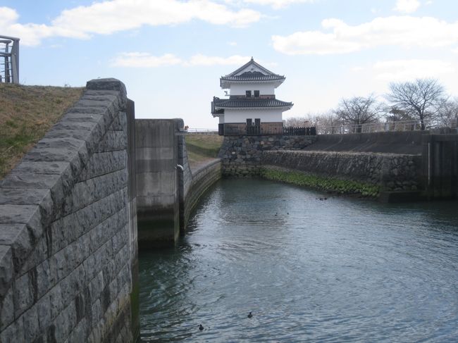 ずっと行きたかった桑名城跡に行きました。<br />お城跡は遺構が少なく公園みたいな感じでした。<br />水量豊富な広いお濠が良かったです。<br />あと、お城以外にも七里の渡しや六華苑とか観てきました。<br /><br /><br />＜旅程＞<br />3/11（土）<br />・JL0201 羽田（08:05）⇒　中部（09:05）<br />・バス（三重交通）　中部（10:00）⇒ 桑名駅前（11:15）<br />　桑名市内観光<br />・JR東海　桑名（13:28）⇒ 名古屋（14:00）<br />　ナゴヤドーム、大須観音<br />　飲み会<br /><br />03/12（日）<br />・JR東海　名古屋（10:19）⇒ 熱田（10:26）<br />　熱田神宮<br />・名鉄　神宮前（11:38）⇒ 名鉄名古屋（11:46）<br />　飲み会<br />・名鉄　名古屋（19:31）⇒　中部国際空港（20:06）<br />・JL208　中部（20:45）⇒　羽田（21:45）<br /><br />宿泊：ヒルトン名古屋<br />　　　QUEEN HILTON GUESTROOM　22500円<br />