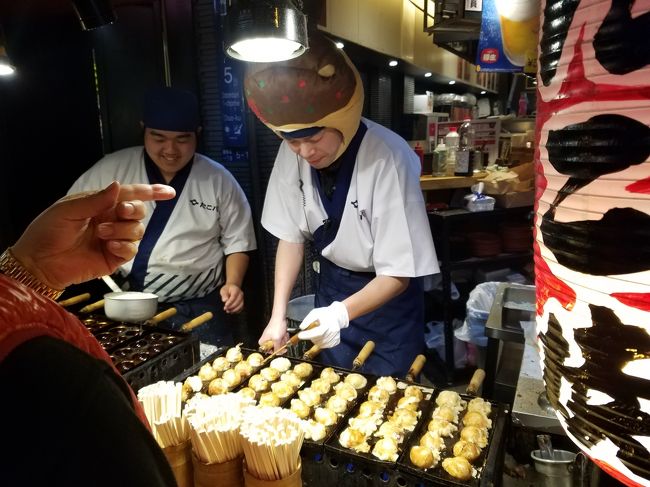 大阪へ行くなら、まずはココ!\(^o^)/<br /><br />てな所に行ってきましたんやわ~♪<br /><br />ちょっと違いまんねんけど<br /><br />なんちゃって大阪弁でコメント書かせてもらいますぅ~♪<br /><br /><br />大阪と言えば『たこ焼き』!!!<br /><br />大阪人全員たこ焼きのプロでっせ~\(^o^)/
