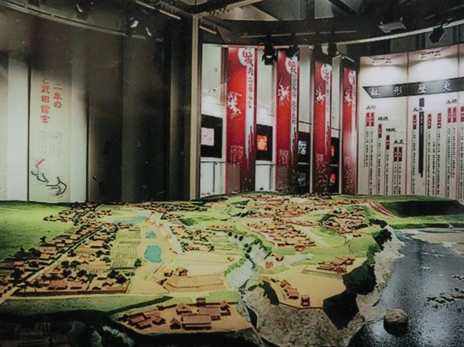 「鉢形城歴史館」は「平成１６年」に開館した「周辺地域の文化や歴史」を紹介した「鉢形城跡のガイダンス施設」です。<br /><br />館内は「写真撮影禁止」でした。表紙は「写真パネル」です。