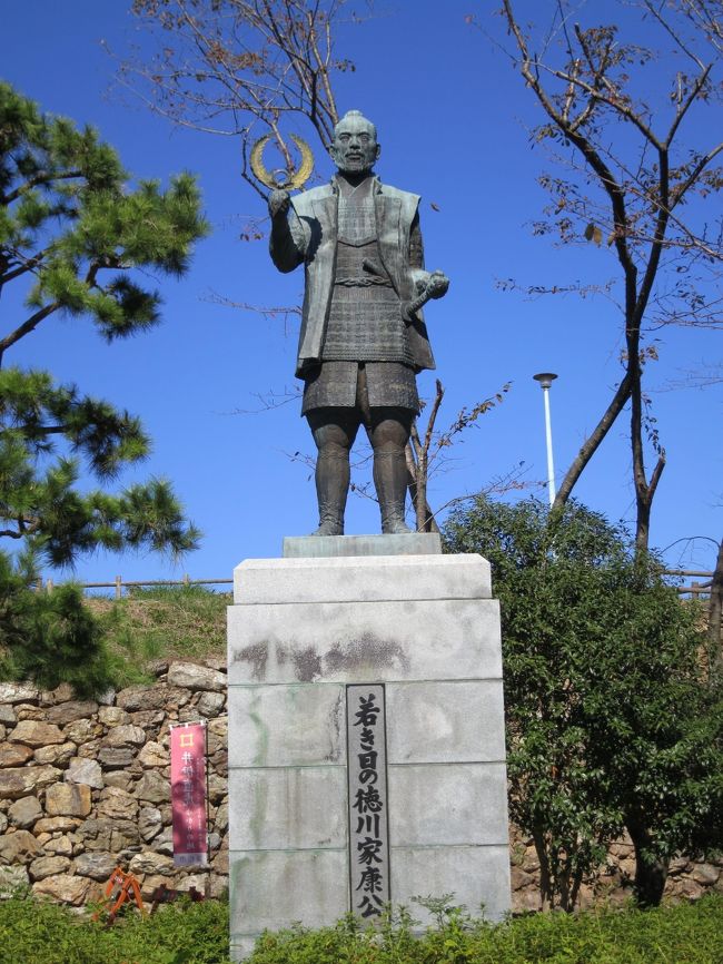 2016年11月5日（土）裏ドリワンダーランド　静岡　浜松城を見学後、餃子の食べ歩きをしました(*^_^*)<br /><br />表紙の家康様の凛々しい像ですがとても印象的でした！<br /><br />公式WEB上で案内が記載されていましたが、<br />家康様が築いた浜松城の城郭は南北約500mで東西約450mとのこと。<br />三方ヶ原台地の斜面に沿って西北の最高所に天守曲輪があり、その東に本丸と二の丸があり、さらに東南に三の丸。ほぼ一直線に並び「梯郭式」の築城法をとっているようです。<br />