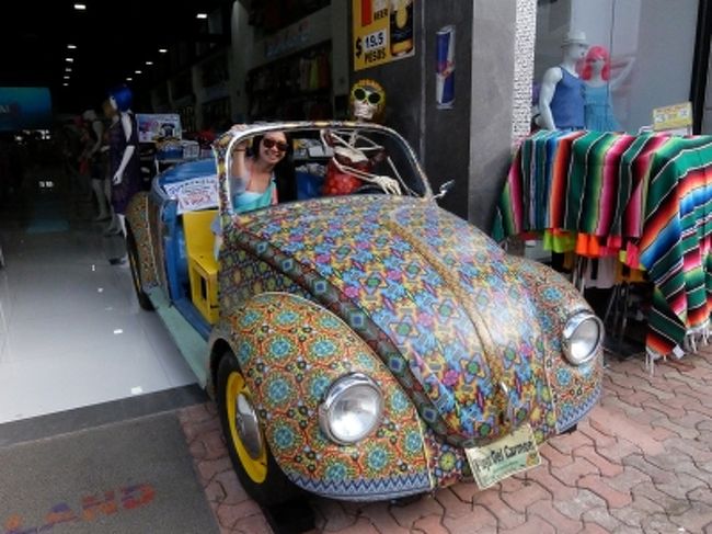 カンクンから車で１時間ほどの港町「プラヤデルカルメン」<br />たくさんの露店がならぶ、人気上昇中の活気あふれる街です♪<br /><br />ショッピングをするなら、ぜひプラヤデルカルメンまで足を運んでみては！？