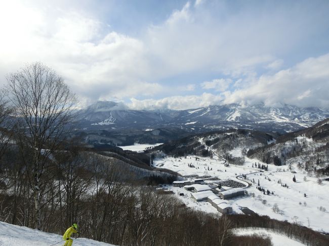 朝から滑ってますが、雪→曇り→晴れ間が見えるように、、、<br />妙高山や黒姫山も顔を出してくれました。