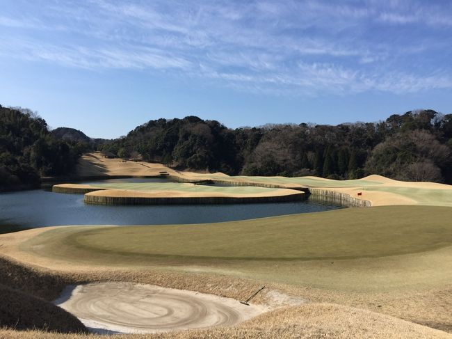 今年二度目になる千葉県で最も難しいコース「オークビレッジ」でのラウンドです。<br /><br />この日の天気は…もうすぐ春ですね^o^<br />の穏やかな天気でしたが…このコースは矢張り難しかったです。<br />冬場は特に難しいですね。<br /><br />でもそれが結構病みつきになってリベンジが続いています。<br /><br />写真は5番ホールですが…グリーンサイドから撮ったらこんな感じです。<br />やめて欲しいぐらい池絡みです。