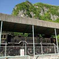 岡山県のＳＬ　　岡山県指定天然記念物の井倉洞入口と津山の小学校にあるＳＬ