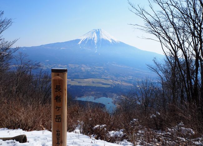 やっと仕事の繁忙期が終わったので、気になっていた富士山が見える山旅に出かけてきました。<br />大沢崩れを一度見たかったので、当然長者ヶ岳に決定!<br />車がノーマルタイヤ、、、目的地の田貫湖Pは河口湖ICから約34キロかかるので、雪道だったらと心配でした。<br /><br />やっぱり途中で凍結してバリバリの車道に遭遇してビビリましたが、一時だけでしたので大丈夫でした。<br />この時に見た一体の樹氷が素晴らしかったです。<br />雪の降らない関東平野に住んでいるので車を停めて写真をパチリしておけば良かったなぁと。<br /><br />写真は長者ヶ岳山頂から見た富士山と田貫湖です。<br />