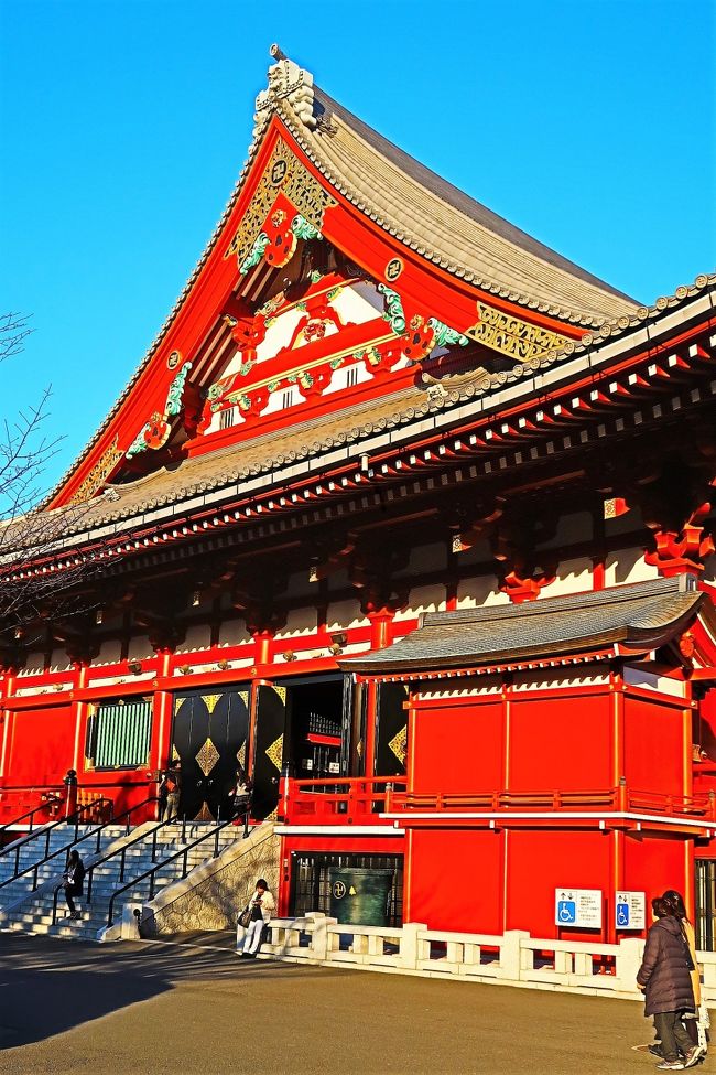 浅草寺（せんそうじ）は、東京都台東区浅草二丁目にある、東京都内最古の寺である。山号は金龍山。本尊は聖観音菩薩（しょうかんのんぼさつ）。元は天台宗に属していたが第二次世界大戦後独立し、聖観音宗の総本山となった。観音菩薩を本尊とすることから「浅草観音」あるいは「浅草の観音様」と通称され、広く親しまれている。<br /><br />表参道入口の門。切妻造の八脚門で向かって右の間に風神像、左の間に雷神像を安置することから正式には「風雷神門」というが「雷門」の通称で通っている。昭和35年（1960年）、約1世紀ぶりに鉄筋コンクリート造で再建された。実業家・松下幸之助が浅草観音に祈願して病気平癒した報恩のために寄進したものである。門内には松下電器産業（現パナソニック）寄贈の大提灯がある。<br /><br />雷門から宝蔵門に至る表参道の両側には土産物、菓子などを売る商店が立ち並び、「仲見世」と呼ばれている。商店は東側に54店、西側に35店を数える。寺院建築風の外観を持つ店舗は、大正14年（1925年）に鉄筋コンクリート造で再建されたものである。<br /><br />昭和39年（1964年）に再建された鉄筋コンクリート造で、実業家・大谷米太郎夫妻の寄進によって建てられたものである。再建後は宝蔵門と称している。その名の通り、門の上層は文化財の収蔵庫となっている。<br />耐震性の向上と参拝客に対する安全確保のため平成19年（2007年）に屋根改修工事を行い、軽量さと耐食性に優れたチタン成型瓦を全国ではじめて採用した。使用したチタンは表面にアルミナブラスト加工を施したものでそれらをランダムに配置することで土瓦特有の「まだら感」を再現し、瓦と変わらない外観となっている。また、主棟・隅棟・降棟・妻降棟すべての鬼飾もチタンで製作された。<br /><br />本堂<br />本尊の聖観音像を安置するため観音堂とも呼ばれる。旧堂は慶安2年（1649年）の再建で近世の大型寺院本堂の代表作として国宝（当時）に指定されていたが、昭和20年（1945年）の東京大空襲で焼失した。現在の堂は昭和33年（1958年）に再建されたもので鉄筋コンクリート造である。外陣には川端龍子（かわばたりゅうし）筆「龍の図」、堂本印象筆「天人散華の図」の天井画がある。<br /><br />内陣中央には本尊を安置する間口4.5メートル、高さ6メートルの宮殿（くうでん、「厨子」と同義）がある。宮殿内部は下段の間（手前）と上段の間（奥）に分かれ、下段の間には前立本尊の観音像（伝・円仁作）、上段の間には秘仏本尊像をそれぞれ安置する。<br />2009年2月から2010年12月にかけて、「平成本堂大営繕」が行われた。屋根の葺き替えは昭和33年(1958年)の再建以来50年ぶり。宝蔵門の改修工事でも用いたチタン成型瓦を採用。使用色も2色から3色に増やし、より粘土瓦に近い風合いを醸し出している。<br />（フリー百科事典『ウィキペディア（Wikipedia）』より引用）<br /><br />浅草寺　については・・<br />http://www.senso-ji.jp/