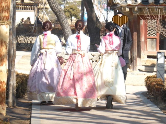 寒い時期ですが、韓国へ行ってきました。3日で行けるところといえば韓国か中国くらいですが、冬の中国はPM2.5が多いので・・。<br /><br />４年ぶりのソウル。やっぱり買い物にグルメに楽しいところでした。<br /><br />観光は金浦空港を起点に、江華島と仁川へ行ってきました。<br /><br />****************************************************************<br /><br />空港到着後すぐ江華島を往復したので、ソウルに着いたのはもう夕方でした。翌日は初ソウルの娘のためにちょこっと観光をし、午後ショッピング。夕方は夫・娘はホテルでのんびり、私は一人でショッピングタイムとなりました。