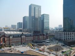 新丸の内ビル7階テラスより東京駅丸の内駅舎その他を眺める