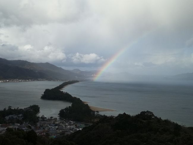 メインは天橋立・伊根観光で、おまけは天橋立温泉です。<br />なんと美肌の湯！ぬるぬるした感覚のある御湯で入るとお肌がつるつるになります。<br /><br />天橋立駅はコインロッカー、観光案内、バス停、鉄道駅が集約されており、観光のベースとして活用できます。<br />駅近くに外湯の「智恵の湯」があります。<br /><br />天橋立観光ガイド：<br />http://www.amanohashidate.jp/<br /><br />伊根は天橋立からバスで30分。舟屋が並ぶ街並みを楽しめます。<br />http://www.ine-kankou.jp/<br /><br /><br /><br />