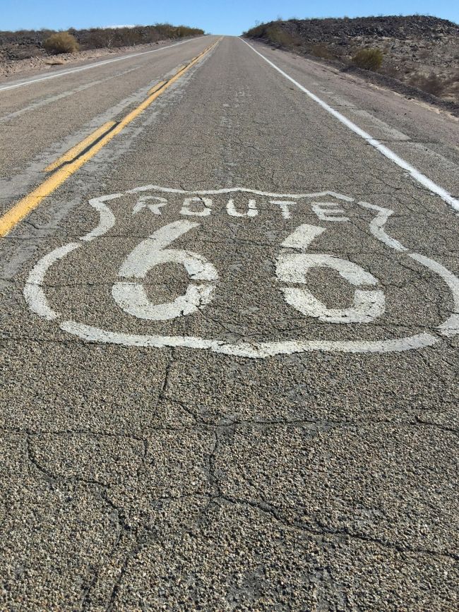 ロスの街に来て何をしたいか全然わからずにとりあえずアナハイムのカーズのようにルート66の道路を走り抜けたいって事になり、でも右も左もわかんないじゃおもしくないからとゆう事でhappytourさんにお願いする事にしました。そのおかげでとても楽しく素敵な出会いもありました。