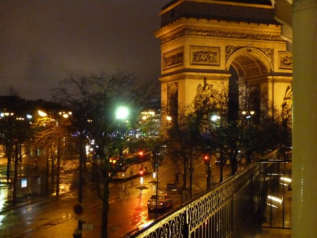 ベルギーからの帰りにパリで２泊しました。<br /><br />１泊目は凱旋門から２００Ｍのホテル「スプレンディドエトワール」。年末のパリはやはりホテルが込み合っていて、ようやくとれたクラシックなブティックホテルです。<br /><br />タイトルの写真は窓から乗り出して撮った「凱旋門」です。パリっぽいでしょ。<br /><br />この時のヨーロッパはパリから入って「タリス」で「アムステルダム」へ。<br />３泊して「ＴＧＶ」で「ブリュッセル」へ移動。また３泊して「ブルージュ」や「ゲント」に日帰りで遊びに行って、またパリに戻ってきたというパターンでした。本当は、アムステルダム３泊、ブリュッセル３泊で帰国の予定で特典航空券を取っていたら、羽田便に余裕が出たようで、あと２泊できることになり、急遽パリのホテルを押さえました。<br /><br />写真は年末のパリ。宿泊先の「スプレンディードエトワール」のちょっとしたベランダから乗り出して撮った「凱旋門」です。<br /><br />雰囲気あるでしょ。<br /><br />このホテルで１泊して、翌日は飛行機の時間が早かったため、万全を期してというか、ホテルを予約に動いたのがぎりぎり過ぎて、これというホテルが取れなかったため、空港近くのヒルトンに移動しました。<br /><br />その時、エールフランスバスのチケットを持ってバス乗り場で待っていたら、バスがなかなか来なくて、「エールフランス」のベストを着た係員ぽい方が、フランス語で何か話しかけてきて、意味が分からず困っていると、英語に切り替えて、どうもこのバス停にはバスが来ないから一つ先のバス停まで自力で行くようにとの事でした。<br /><br />さあ、またもや個人旅行の危機管理が必要とされる事態発生です。いつもの時期はこんなトラブルはないのかもしれませんが、何せ今日は１月２日ですからね。どうするもこうするもないので、しばらく考えて、近くのタクシー乗り場に行き「空港のヒルトン」まで行ってもらいました。<br /><br />この時のタクシーの運転手さん、荷物は積むのを手伝えっていうし、空港までずっと話しかけてくるし、ちょっと変わってましたね。<br /><br />いやー、年末年始はいつもながら「イレギュラー」の連発ですからね。ナポリでも「バス」止まったし、ロンドンでもタクシーが高かったなー。もっと気候のいい、普通の時期に行きたい。<br />