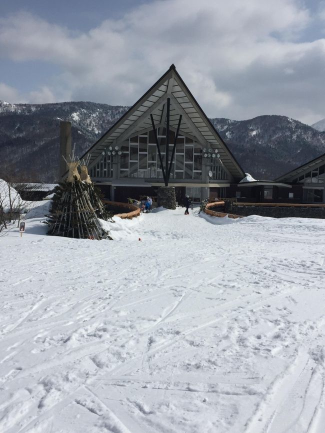 昨年度、初めて奥志賀高原でスキーをしましたが雰囲気が大変気に入ってしまったので今年も再訪です。<br /><br />奥志賀高原ホテルは昨年よりは料金がちょいとＵＰ。<br />昨年が安すぎたのかな～。<br />料金が許容範囲であったので９月に一休.comから予約。<br />http://okushiga-kougen.com/<br /><br />１月下旬にグランフェニックスのランチを予約。お蔭様で２番目に呼ばれた＾＾<br /><br />２泊目は湯田中温泉の金具屋さんを予約。<br /><br />今回は２泊３日でこのエリアを楽しみます！<br /><br />前年度ブログはこちら→<br />http://4travel.jp/travelogue/11114035<br />