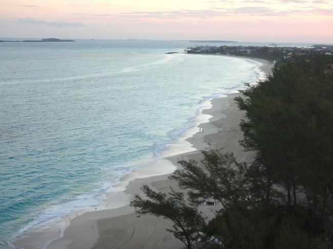 　早朝のカリブ海はとても静かだ。朝起きて窓を開けると、さざ波の音が心地いいよね。
