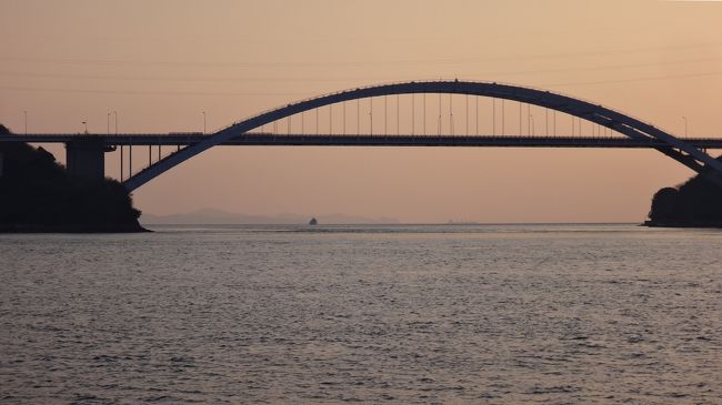 ご訪問ありがとうございます。<br /><br />福岡の相島→門司港レトロ、関門海峡、小倉→今治と移動して来た翌日、今治でレンタサイクルを借りてしまなみ海道へ。<br /><br />1日めは今治から来島海峡大橋を渡って大島をめぐり、夕方大島大橋を渡って伯方島に着きました。<br /><br />旅行記後編では、しまなみ海道サイクリング2日め、伯方島到着～翌日伯方島一周サイクリング～大三島橋～多々羅大橋の脇にある多々羅しまなみ公園～大久野島への船が出る盛港到着までを記していきます。