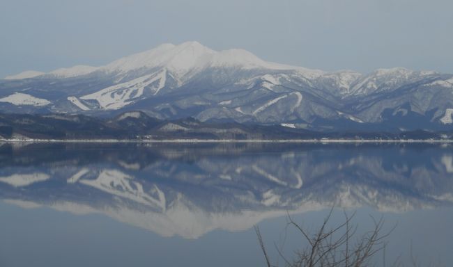 冬の田沢湖<br /><br />まるで鏡のよう！　湖面に映る雪山の美しさに息を呑む。