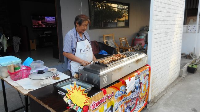 街には、お持ち帰りの店が多い。<br />大阪同様、チェンマイは食い道楽の街である。