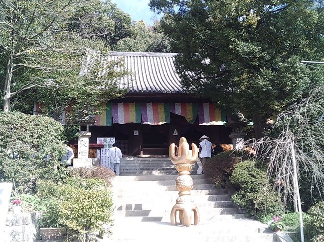 石手寺は51番札所である。道後温泉から約1キロ程のところにある。最終日の朝、道後温泉本館で朝風呂に浸かる前に、立ち寄った。<br /><br />ろうそくと線香一束を買い求め、お供えしようと、本堂、大師堂、阿弥陀堂を回っていたら、本堂の前で数人のお遍路さんが声を揃えて般若心経を唱え始めた。その般若心経の読経に、突然目頭が熱くなり、燃えている線香の束をもったまま、立ち竦んでしまった。<br /><br /><br /><br />松山では、明治時代に活躍した秋山兄弟にスポットライトを当て、「おらが村の英雄」と紹介している。司馬遼太郎の「坂の上の雲」をベースにしているが、その取り扱いは非常に難しい。彼等二人が軍人であるからだ。<br /><br />秋山兄弟の生誕の地にも足を向けたが、中に入る気持ちになれなかった。入口近くの説明板には、「坂の上の雲」からの引用だが、二人を絶賛する説明文が掲げられていた。司馬遼太郎氏の文章の一部を取り出したものだが、そこだけを読むと、司馬遼太郎氏が国粋主義者と疑われても仕方がないと思う。<br /><br />次に訪れた「坂の上の雲ミュージアム」では、下記の司馬遼太郎の言葉が紹介されていた。<br /><br />　「日清、日露戦争の勝利で人は狂気に走り、第二次世界大戦での敗北で理性を取り戻した」<br /><br />時代を理解することがいかに難しいか！物事には、「陰」と「陽」の二つの側面がある。いや、三面も四面もあるときがある。それが物事をややこしくしている。<br /><br /><br /><br /><br />一旦、ホテルに戻り、預けてあった荷物をもらい、その日の午後、三津浜を訪ねた。明治時代、松山から東京に上京する際、三津浜から船に乗ったとのこと。正岡子規、秋山兄弟もそのルートで上京したという。また、戦火を免れたので、江戸末期から明治期にかけての古い建物も残っており、その叙情的な街並みのため、映画やドラマのロケ地として選ばれたりする。松山市内からそれ程遠くないので寄ってみることにした。