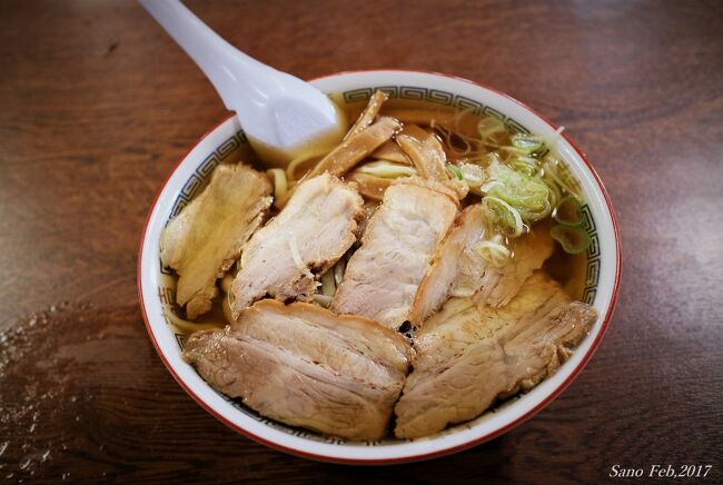 佐野（さの）ラーメンは、栃木県佐野市を中心として食べられているご当地ラーメンで、竹を使って麺をうつ、青竹打ちの平麺が特徴です。<br />そして、マルハニチロが発表したラーメンに関する調査結果で、各地域の食べたいご当地ラーメンの関東１位に選ばれているんです。<br /><br />旅のテーマは「ご当地グルメ」<br />本場の佐野ラーメンを食べにちょっと訪問してきました～<br /><br />参考までに、その他の地域で選ばれたご当地ラーメンです。<br />【北海道・東北】<br />　1位「札幌ラーメン(北海道)」、2位「喜多方ラーメン(福島県)」<br />【北陸・甲信越】<br />　1位「富山ブラック(富山県)」、2位「燕三条背脂ラーメン(新潟県)」<br />【東海】<br />　1位「台湾ラーメン(愛知県)」、2位「冷やしラーメン(静岡県)」<br />【近畿】<br />　1位「近江ちゃんぽん(滋賀県)」、2位「京都ラーメン(京都府)」<br />【中国・四国】<br />　1位「尾道ラーメン(広島県)」、2位「鳥取牛骨ラーメン(鳥取県)」<br />【九州・沖縄】<br />　1位「博多ラーメン(福岡県)」、2位「沖縄そば(沖縄県)」