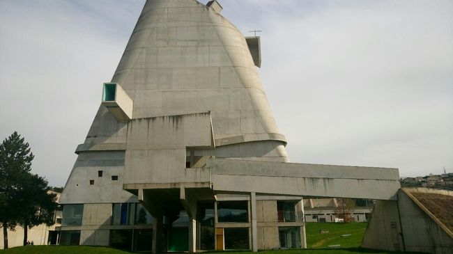 近年やっと世界遺産に登録された建築家ル・コルビュジェの建てた建造物を訪れた。今回出掛けた場所はフェルミニとラ・ツーレット修道院。フェルミニのリクリエーションセンター、サン・ピエール教会、プールとスポーツジム、スタジアムなどどれも彼らしい建築、特に教会は一般的な作りとはかなり違い興味深い、更に館内の模型や彼自身のオブジェなど見られ感動。スタッフは親切だし人影もあまり無くゆっくり見学出来る。ラ・ツーレット修道院はこの時期日曜のみ見学可能だったので私の予定と会わず館内見学不可能だった、サイトを見たら一般の人も滞在出来る、様なのでメールをしたが生憎その日は予約いっぱい、と断られた。建物の外から見るとこちらも修道院とはとても理解しずらい建築物。ピロティ、スラブ、柱どれを見てもコルビュジェを感じられる一日だった。