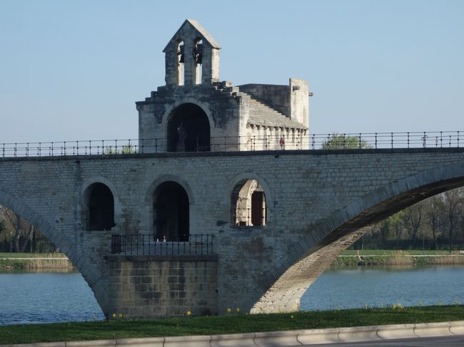 アヴィニヨンといえば，&quot;Sur le Pont d&#39;Avignon&quot; です。この歌の最大のメリットはリズムがいいことです。心に残ります。心が浮きます。その意味で名歌です。