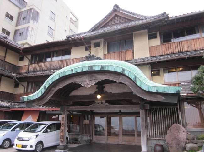 今回は九州・長崎へ向かいますが、長崎市内へではなくて”島原半島”をぐるっと旅します。<br /><br />今回もまたスカイマークですが、昨年10月に3月以降の早割りの予約・発売が始まったので、久しぶりに長崎へでも行ってみたいと思って取り敢えず「いま得」で神戸/長崎間(往復¥10000)を押さえました。<br /><br />航空券のスケジュールは以下の通り~、<br />往路 神戸/長崎 SKY143 12:55/14:15<br />復路 長崎/神戸 SKY146 14:55/16:00<br /><br />で、当初は長崎市内をぶらぶしよう~と考えていましたが、そう言えば島原へは学生の頃に行った切りで、あれからもう40年にもなるんだ?~、そう思うとどうしても行きたくなって、レンタカーを借りて2泊3日で旅することにしました(本当は路線バスと島鉄を使って行きたかったのですがね?…)。<br /><br />島原は天草と並び隠れキリシタン教徒の迫害を受けて来た地でもあり、平成3年に大爆発をした雲仙普賢岳の火砕流災害の恐怖が今も記憶に新しいですが~、今回はそれよりもっと前の城下町としての「島原の町」をぶらぶら歩いてみたいと思います。<br /><br />宿泊も自然の恵みを受けられる「源泉掛け流しの宿」を予約して温泉を楽しみたいと思います。<br /><br />では、「肥前・小浜温泉」「島原 水の都と城下町」「雲仙温泉」の3部作で、ぶらぶら歩き暇つぶしの旅を始めます。<br /><br /><br />
