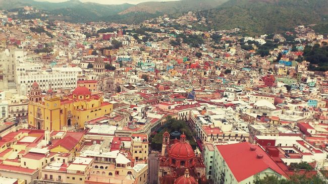 グアナファトは前からとても憧れていたメキシコのコロニアルシティ。その色はとってもカラフルで。高台から拝んだグアナファトの町並みはまるで、キャンディを散りばめたかのような、おもちゃ箱のような、町並みそのものがメルヘンでした。