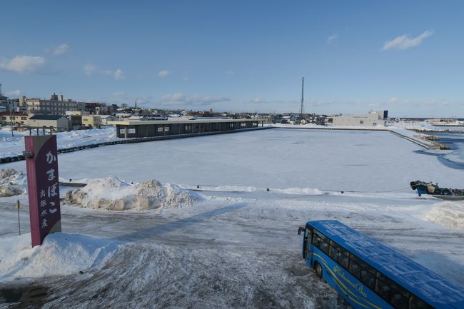 冬の北海道、何を楽しもうか「流氷」「ジュエリーアイス」「冬のばんえい競馬」「氷の祭典」などたくさんありますけど、アイスバーンを遠くまでドライブしていくの結構大変。<br /><br />とりあえずいつもお世話になっているＶＥＬＴＲＡでグラブゲッツ（札幌通運）のガリンコ号Ⅱツアーに参加してみました。<br /><br />残念ながら、この日の道北は大雪（吹雪）で深川から先の高速道路が通行止め。出発前から分かっていましたが、案の定乗船予定の時間から４０分後に紋別港到着。当然乗れずで、ご飯を食べて帰ってくるというなんだかなんだかの旅になりました。<br /><br />来冬以降、このツアーでガリンゴ号Ⅱへ行く方へ。<br />この時期の道央道はときどき通行止めになります。月に数日ですが、当たってしまった場合は残念としかいいようがありません。特に海外からのお客様にはこのツアーではなく、紋別か網走で１泊してなんとか流氷見に行ってほしいです。<br /><br />直接は言いませんが、ＶＥＬＴＲＡさん（札幌通運さん）、このツアーのメインはガリンコ号Ⅱです。先に昼食の時間にして、高速が札幌から通行止めでも間に合うようにしませんか？<br />たぶん、多くの方が昼食とれなくても納得すると思います。目的はガリンコ号Ⅱですから。