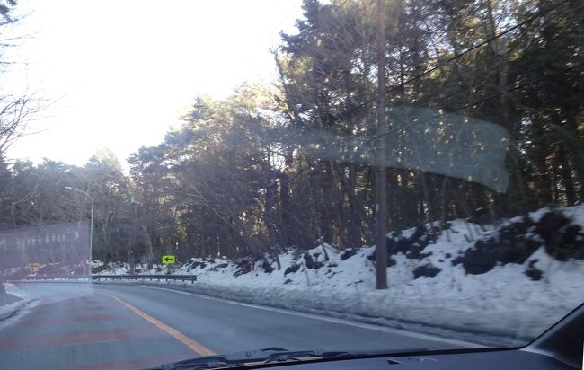 　山梨県の山道に入っています。<br />　このあたりの道路は夜間は凍結していると推測されるが、太陽に照らされる現在の気温は７度もあって、初めてのスタッドレスタイヤの性能を試すことができません。<br />　残念！<br />　山の中に残る雪を見て雰囲気だけを楽しみます。