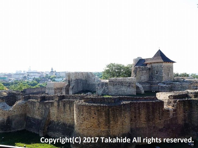 スチャバから日帰りツアーで世界遺産に登録されているモルドヴァの修道院群を見に行きました。<br />表紙は街の東の山頂にあるモルドヴァ公国の首都と定められた1388年に建てられた大城塞(Cetatea de Scaun a Sucevei)です。<br /><br />GPSによる旅程：http://takahide.hp2.jp/Romania/Romania.html<br /><br /><br />スチャバ：https://ja.wikipedia.org/wiki/%E3%82%B9%E3%83%81%E3%83%A3%E3%83%B4%E3%82%A1<br />モルドヴァの修道院群：http://whc.unesco.org/en/list/598/<br />モルドヴァの修道院群：https://ja.wikipedia.org/wiki/%E3%83%A2%E3%83%AB%E3%83%80%E3%83%B4%E3%82%A3%E3%82%A2%E5%8C%97%E9%83%A8%E3%81%AE%E5%A3%81%E7%94%BB%E6%95%99%E4%BC%9A%E7%BE%A4<br />モルドヴァ公国：https://ja.wikipedia.org/wiki/%E3%83%A2%E3%83%AB%E3%83%80%E3%83%B4%E3%82%A3%E3%82%A2<br />大城塞：https://translate.googleusercontent.com/translate_c?depth=1&amp;hl=ja&amp;rurl=translate.google.co.jp&amp;sl=ro&amp;sp=nmt4&amp;tl=en&amp;u=https://ro.wikipedia.org/wiki/Cetatea_de_Scaun_a_Sucevei&amp;usg=ALkJrhhSEZ1d9aPgM9pS-Le7x7o488XklA