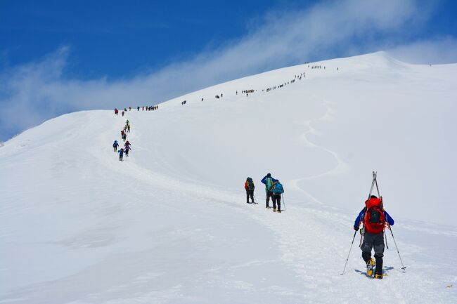 約20年ぶりの谷川岳。<br /><br />雪山狙いで去年から嫌われ続け、4度目にしてやっと今回登ることができました。<br /><br />やはりとんでもない絶景で、大人気な理由がわかりました。<br /><br /><br />コースタイム<br />9:30天神平-12:05トマの耳12:10-12:33オキの耳13:05-14:47天神平<br /><br /><br />ちなみに過去の4トラ山行記録は<br />黒斑山【冬季】<br />http://4travel.jp/travelogue/11219079<br />東天狗岳【冬季】<br />http://4travel.jp/travelogue/11210055<br />岩木山&八甲田山<br />http://4travel.jp/travelogue/11178740<br />草津白根山(本白根山)<br />http://4travel.jp/travelogue/11177166<br />四阿山<br />http://4travel.jp/travelogue/11177148<br />立山<br />http://4travel.jp/travelogue/11175831<br />久住山(九重)<br />http://4travel.jp/travelogue/11173480<br />白馬縦走<br />http://4travel.jp/travelogue/11168481<br />月山<br />http://4travel.jp/travelogue/11166353<br />鳥海山<br />http://4travel.jp/travelogue/11166042<br />焼岳<br />http://4travel.jp/travelogue/11162234<br />伊吹山<br />http://4travel.jp/travelogue/11155663<br />仙丈ケ岳<br />http://4travel.jp/travelogue/11154161<br />日光白根山<br />http://4travel.jp/travelogue/11149564<br />会津磐梯山<br />http://4travel.jp/travelogue/11138374<br />雲取山<br />http://4travel.jp/travelogue/11137431<br />上高地<br />http://4travel.jp/travelogue/11128205<br />浅間・黒斑山【冬季】<br />http://4travel.jp/travelogue/11111982<br />上州武尊山【冬季】<br />http://4travel.jp/travelogue/11109580<br />霧ヶ峰(車山)&北横岳【冬季】<br />http://4travel.jp/travelogue/11095764<br />赤城山【冬季】<br />http://4travel.jp/travelogue/11090094<br />丹沢山<br />http://4travel.jp/travelogue/11073135<br />安達太良山<br />http://4travel.jp/travelogue/11063139<br />羅臼岳<br />http://4travel.jp/travelogue/11053099<br />蓼科山<br />http://4travel.jp/travelogue/11040504<br />恵那山<br />http://4travel.jp/travelogue/10947207<br />日光男体山<br />http://4travel.jp/travelogue/10930229<br />富士山<br />http://4travel.jp/travelogue/10804910<br />至仏山<br />http://4travel.jp/travelogue/10802623<br />木曽駒ケ岳<br />http://4travel.jp/travelogue/10791223<br />瑞牆山<br />http://4travel.jp/travelogue/10779780<br />天城山<br />http://4travel.jp/travelogue/10772754<br />両神山<br />http://4travel.jp/travelogue/10725958<br />金峰山<br />http://4travel.jp/travelogue/10704122<br />八ヶ岳・赤岳<br />http://4travel.jp/travelogue/10624791<br />大菩薩嶺<br />http://4travel.jp/travelogue/10621875