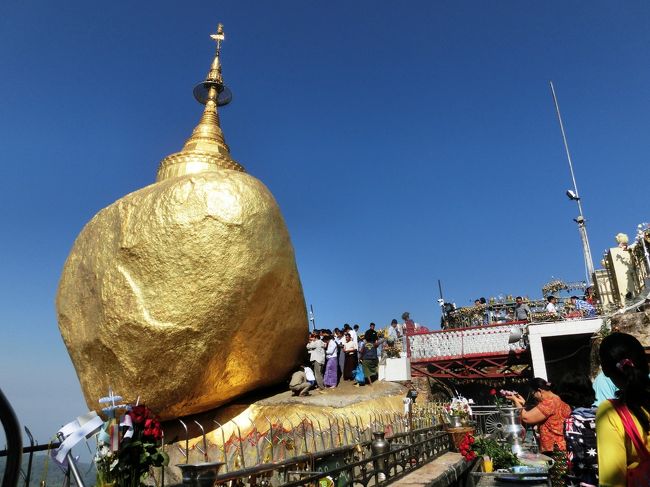 ミャンマー2週間の旅。ヤンゴンからバガン、マンダレー、インレーから飛行機でヤンゴンに戻りすぐにバスでチャイティーヨにやって来ました。ツアーには入らず、自力で行きます。<br />一生に一度は行きたい巡礼地として人気の高いチャイティーヨに行かれるミャンマーの方たちのウキウキ度が高くて、微笑ましかった。それにしても、ゴールデンロックは不思議な光景でした。<br /><br /><br /><br /><br />2/14　　　　11：00　関空　→　17：05　クアラルンプール　<br /> 　　　　　　 21：10　クアラルンプール　→　22：10　ヤンゴン　　　　　　　　　　　　　　　　　　　　　<br />2/15　　　　ヤンゴン　　　　　<br /> 　　　　　　　　　　<br /><br />2/16　　　　8：00　ヤンゴン　→　9：20　バガン　　飛行機<br /> 　　　　　　　　　　　　　　　　<br />2/17　　　 バガン　　　　　　　　<br /><br />2/18　　　 バガン　　　　　　　　<br /><br />2/19　　　 バガン　→　　マンダレー　　　バス<br />　　　　　　　　　　　　　　　　<br />2/20　　　 マンダレー<br /><br />2/21　　　 マンダレー　→　　インレー　　　　　バス<br />　　　　　　　　　　　　　　　　　　<br />2/22　　　　インレー　　　　ボートツアー<br />　　　　　　　　　　　　　　　　　<br />2/23　　　　インレー　　　　　カックー遺跡<br /><br />2/24　　　　10：30　ヘイホー　　→　　１１：４０ヤンゴン 飛行機　　　　　 ヤンゴン　 →　 キンプン　 　バス　　<br /> 　　　　　　　チャイティーヨ <br />　　　　　　　<br />2/25　　　　キンプン　→　　　ヤンゴン<br />　　　　　　　　　　　　　　<br />2/26　　　　ヤンゴン<br /><br />2/27　　　　ヤンゴン<br />　<br />2/28　 　11：15　ヤンゴン　→15：40　クアラルンプール<br />　　 23：50　→<br /><br /> 3/1　　　　6：50関空着　　　　　　　　　<br /> <br /><br />