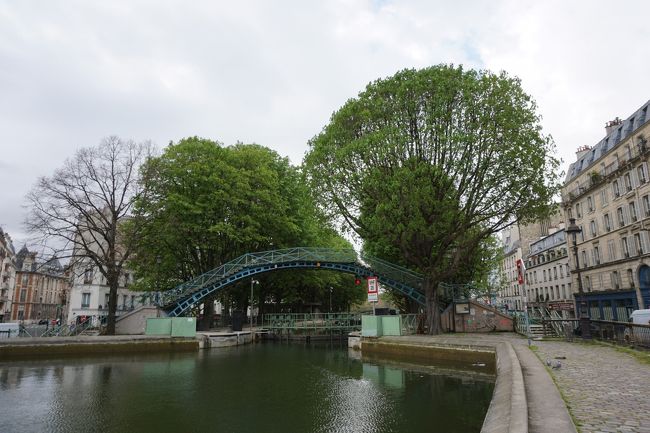 4月 16日（土） 晴れ時々曇り<br />パリ～アルザス・ドライブ #34 - 番外編、パリの下町、サン・マルタン運河です。最終日は、朝食後にパリ東駅近くのサン・マルタン運河で、初めて下町の水辺散歩を楽しみました。この運河は今も船が通るため、水門や可動式の橋などがあります。<br /><br />表紙の写真は、パリの「サン・マルタン運河」です。バスティーユ広場とラ・ヴィレットへと続くこの運河は、休日に散歩するには絶好の場所で、映画「アメリ」で有名になったそうです。<br /><br />サン・マルタン運河 http://jp.france.fr/ja/information/38855<br /><br />以下、今回の7泊9日の日程です。夫婦とも、1年間、健康でお金を使わなかったので、ご褒美のバカンスです。心の健康、重要ですね！<br /><br />□ 4/09 (土) 東京（羽田）10:35→パリ 16:10<br />□ 4/10 (日) パリ 8:25→ストラスブール 10:44<br />1. 春のストラスブール「街道の町」を満喫<br />http://4travel.jp/travelogue/11125345<br />2. ストラスブールの絶景ポイントへ<br />http://4travel.jp/travelogue/11125853<br />3. プティット・フランスと大聖堂の展望台へ<br />http://4travel.jp/travelogue/11127108<br />□ 4/11 (月) ストラスブール<br />4. 清々しい春の朝<br />http://4travel.jp/travelogue/11131540<br />5. オベルネ　http://4travel.jp/travelogue/11133824<br />6. オー・クニクスブール城　http://4travel.jp/travelogue/11135913<br />7. コルマール　<br />http://4travel.jp/travelogue/11137879<br />□ 4/12 (火) コルマール<br />8. メルヘンの世界をお散歩　<br />http://4travel.jp/travelogue/11140033<br />9. パステルカラーの街並み　<br />http://4travel.jp/travelogue/11140536<br />→エギスハイム<br />10.フランスの最も美しい村　http://4travel.jp/travelogue/11141975<br />11.アルザスワイン発祥の地　http://4travel.jp/travelogue/11146023<br />→コルマール<br />→テュルクハイム　<br />12.アルザスワインのメッカ<br />http://4travel.jp/travelogue/11149873<br />→カイゼルスベルグ<br />13.城砦が残る皇帝の山<br />http://4travel.jp/travelogue/11149955<br />→リクヴィール　<br />14.ぶどう畑の真珠<br />http://4travel.jp/travelogue/11152139<br />→ユナヴィール　<br />15.フランスの最も美しい村<br />http://4travel.jp/travelogue/11156261<br />→リボヴィレ　<br />16.アルザス屈指の観光地<br />http://4travel.jp/travelogue/11156361<br />→バカラ→ナンシー<br />17.リボヴィレからバカラ経由、ナンシーへ<br />http://4travel.jp/travelogue/11165572<br />□ 4/13 (水) ナンシー<br />18.世界遺産 スタニスラス広場<br />http://4travel.jp/travelogue/11174849<br />19.アール・ヌーヴォーの町、ナンシー街歩き<br />http://4travel.jp/travelogue/11175386<br />20.ネプチューンの噴水と黄金の門<br />→パリ<br />21.320km/hでパリへ<br />http://4travel.jp/travelogue/11175519<br />□ 4/14 (木) パリ→ベルサイユ<br />22.広大なベルサイユの庭園<br />http://4travel.jp/travelogue/11184079<br />23.大トリアノン宮殿<br />http://4travel.jp/travelogue/11185370<br />24.マリー・アントワネットの離宮<br />http://4travel.jp/travelogue/11194475<br />25.小トリアノン宮殿 <br />http://4travel.jp/travelogue/11196331<br />26.ベルサイユからパリに戻って　<br />http://4travel.jp/travelogue/11202054<br />→パリ<br />27.凱旋門から眺めたパリの街<br />http://4travel.jp/travelogue/11207694<br />□ 4/15 (金) パリ<br />28.リュクサンブール公園と宮殿<br />http://4travel.jp/travelogue/11211066<br />→フォンテーヌブロー<br />29.フォンテーヌブロー宮殿と庭園<br />http://4travel.jp/travelogue/11214458<br />30.フォンテーヌブロー宮殿 1<br />http://4travel.jp/travelogue/11216735<br />31.フォンテーヌブロー宮殿 2<br />http://4travel.jp/travelogue/11220633<br />32.フォンテーヌブロー宮殿 3<br />http://4travel.jp/travelogue/11222332<br />33.フォンテーヌブロー宮殿の庭園<br />http://4travel.jp/travelogue/11222698<br />→パリ<br />■ 4/16 (土) パリ→東京（羽田) <br />34.パリ、サン・マルタン運河<br />35.パリ、オランジュリー美術館<br />□ 4/17 (日) 東京（羽田）着<br /><br />今年は JALマイレージバンクで、2016年4月1日～2016年4月22日（搭乗日）の期間、国際線特典航空券 ディスカウントマイル + JALカード割引で、ヨーロッパ往復が39,000マイル（通常：55,000マイル必要）とお得だったので、この機会に行くことにしました。成田便は、￥87,000と1万円、安かったけど、自宅に近くて楽な「羽田便」にしました。<br /><br />運賃：￥97,000 x 1人、￥0 x 1人 <br />　　　-&gt; 特典航空券で、1人分無料！<br />税金・燃油特別付加運賃等：￥24,130 x 2人