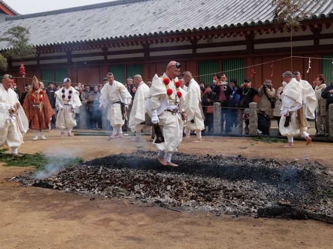 奈良の寺社では、年間を通じて様々な行事があります。でも観客が少ない！<br />初めて行った薬師寺の花会式（修二会）もこんな面白い行事なのにこれだけしか観客がいないのかという位の人出。<br />柴燈大護摩（火渡り式）は薬師寺修験咒師本部（不動堂前）で行われましたが、入り口あたりの団体客は知らない様子。<br />あまり観客が多くなりすぎても困りますが、がんばれ奈良！との思いを込めて投稿させていただきます。