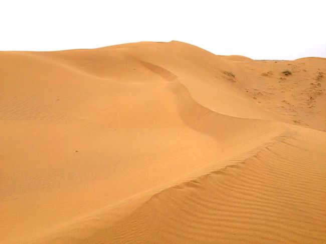 イランというと、中東であるからして、何となく砂漠の国というイメージがあるけど、それはどちらかというと、荒涼たる不毛の土地という感じ。<br />日本人の憧れる美しい砂丘は、イランにないのだろうか？<br /><br />調べてみると、あるではないですか。<br />地図を見ると、ルート砂漠、キャビール砂漠というのがあるけど、かなり広大なエリアを指すため、検索しても７泊とかで横断するような本気のツアーが出てきたり、情勢的に不安があるエリア（特にルート砂漠）だったり。<br />そんなのではなくて、気軽に行けそうなところはないかと言うと、もちろんある。何か所も。<br /><br />普通のイラン周遊旅行で行きやすいところは、次の３か所あたり？<br />・ヤズドからタクシーチャーターで行ける Baran Desert<br />・カーシャーンからタクシーチャーターで行ける　Maranjab Desert<br />・イスファハンからミニバスで行ける　Varzaneh Desert<br /><br />ここではマランジャブを紹介します。<br /><br />ヴァルザネについては、こちら<br />http://4travel.jp/travelogue/11209042<br /><br />バーランについては、こちら<br />https://4travel.jp/travelogue/11321496<br /><br />メスルについては、こちら<br />https://4travel.jp/travelogue/11325124<br /><br />※クチコミの新規スポット申請が可能になるまで、というつもりで長らく「仮置き」としていましたが、まったくその気配がなく、このまま旅行記として残すことにし、タイトルから「仮置き」をはずしました。<br /><br />イランの味　<br />http://4travel.jp/travelogue/10240836<br /><br />イランの味　スイーツ・ドリンク<br />http://4travel.jp/travelogue/11226427<br /><br />二度目のイラン旅行で泊まった宿（仮置き）<br />http://4travel.jp/travelogue/11204644