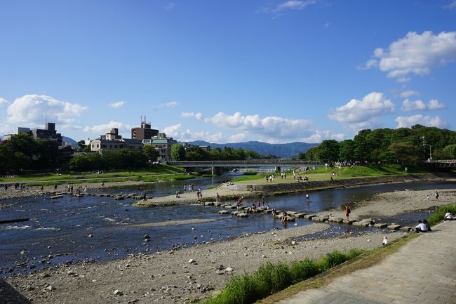 京都・滋賀観光を目的に2泊3日のひとり旅に行った時の記録①です。<br />1日目はまるまる京都観光。「夜はみじかし歩けよ乙女」と言う小説をモチーフにした作品を作るために、素材として使える写真を撮ることが目的の一つです。でも普通に他の観光もしています。<br /><br />福岡空港 → 大阪/伊丹空港 (07:00 - 08:10)<br />京都駅・京アニショップ・京都美術館・下鴨神社・糺の森・鴨川・高倉仏光寺・立誠小学校・先斗町<br />草津駅・ホテルボストンプラザ草津びわ湖