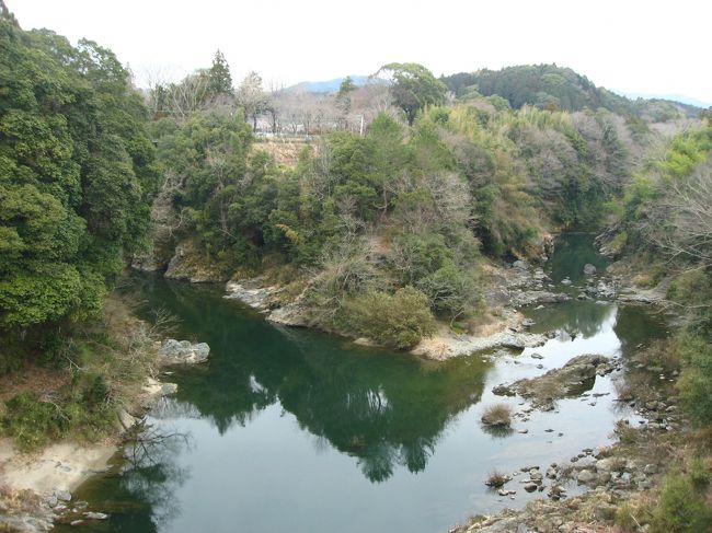 東海地区の100名城を制覇するべく愛知・岐阜・三重にある８つの城を青春18切符を使用してめぐってきました。東京から行きと帰りはムーンライトながらを使用し、まるまる４日間で1日に２城づつ見てきました。<br /><br />★１の旅行記散歩ルート<br />東京駅→ムーンライトながらで名古屋駅→豊橋駅→鳥居駅→鳥居強右衛門磔死之跡→牛淵橋→長篠城（日本100名城）→長篠城駅<br /><br />１．武田軍vs織田徳川軍の激戦地『長篠城』←★今ここ<br />２．日本三大稲荷の豊川稲荷<br />３．ＺＡＲＡＭＥ ＣＬＡＳＳＩＣ＆徳川家康が生まれた『岡崎城』<br />４．日本最古の天守をもつ国宝『犬山城』<br />５．犬山城の城下町食べ歩き<br />６．岩村城下町散策＆名物のカステラとかんから餅<br />７．女城主と日本三大山城のひとつ『岩村城』<br />８．KITCHEN CAFE じじばばのモーニング＆斎藤道三・織田信長の居城『岐阜城』<br />８．岐阜大仏＆岐阜市グルメ（川原町屋～赤鰐～丸デブ～サカエパン）<br />10．日本三大名城のひとつ『名古屋城』＆蘇った名古屋城御殿<br />11．名古屋城ライトアップ＆あんどりゅ。のかき氷＆ヨコイのあんかけスパ<br />12．蒲生氏郷公が築城した『松坂城』＆洋食屋牛銀のランチ<br />13．亀山駅＆伊賀上野駅＆松本零士氏デザインの『忍者列車』<br />14．日本２位の高さの高石垣がある『伊賀上野城』<br />15．忍者博物館～伊賀鉄道 忍者電車～「まるや」のひつまぶし～ムーンライトながら乗車