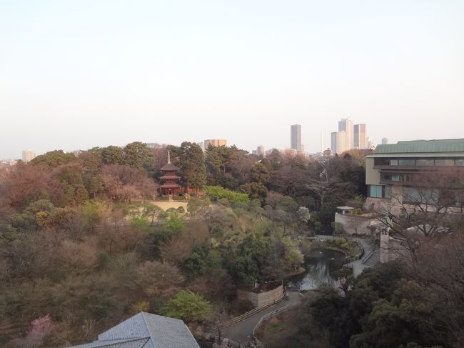 身内が東京・椿山荘で結婚式を挙げることになり、当日自宅から足を運んでもよかったのですが、遠方から来る親族と一緒に前泊させてくれるという言葉にべったり甘えてしまいました。<br />自分の身の丈にはまったく合っていないホテルでの宿泊ですが、せっかくの機会でしたのでしっかり楽しませていただきました。