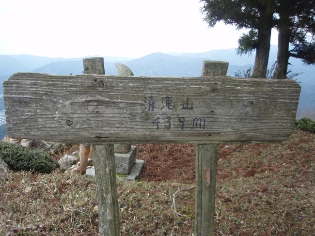  　　　低山・里山歩き 滋賀県米原市　清滝山　最高高さ　439米　(標高差260M)全行程　4時間18分　　柏原駅～（25分)徳源院～(45分)清滝山～(1時間15分)北畠具行墓～(59分)～柏原駅） エドヒカン桜とイワウチワを求め　　　　　　　　　　<br /><br />「日時」2015年4月9日　曇りのち晴れ<br />「アクセス」　JR東海道線柏原駅下車<br />「コース概要」ＪＲふれあいハイキングに参加。駅前広場に集合。 10;22) (0;00)出発。 線路に平行な道を米原駅に戻るように進む。(0;08)線路から離れる。(0;15) 左折する。舗装道を緩やかに登る。(0;25) 清瀧寺徳源院に到着。京極家の菩提寺。樹齢300年のエドヒカン桜2本が満開（京極家五世京極高氏（道誉）が植えたとされ、現在の木は二代目と三代目）。通称道誉桜と呼ばれる。見事である。(0;35) 出発。社務所脇の山道に取りつく。きつい登りである。獣柵を通る。ミニ33ケ寺がある。途中5分休憩。まだきつい登りが続く。(1;02) 尾根に出る。5分休憩。西に琵琶湖が見える。(1;08)出発。最後の急登り。(1;20) 清滝山（439Ｍ）頂上に到着。360度パノラマ。北に伊吹山、南に三重県の山が見える。頂上にアンテナ塔が立っている。昼食をとる。(1;55) 出発。東に緩やかに下る。10分ほど下ると左斜面に今が満開のイワウチワの群生地に着く。2か所に群生している。15分鑑賞。15分ほど急下り。5分休憩。(2;35) 出発。(2;41) 舗装道に出る。(2;48)樹齢７００年の柏槇通過。(2;53)石堂寺に到着。休憩。(3;00)　出発。(3;03)獣柵を越え、山道に入る。きつい登り。(3;10)北畠具行墓に到着。具行は後醍醐天皇の側近で、元弘の変で戦いに敗れ、この地で斬首。(3;19) 引き返す。舗装道に出て、東山道、途中より中山道を歩く。西の見附、一里塚、問屋場荷蔵跡を通過。御茶屋御殿跡で5分ほど休憩。 映画監督吉村公三郎実家（祖父がこの地の庄屋）通過。(14;40) (4;18) 柏原駅に到着。本日のコースは単一の山なので、標高差はあまり無いが、急登り、急下りがきついが、花には満足できるコースであった。本日であった野花はアオイスミレ、アケボノスミレ、スミレ、タンポポ、ヒメオドリコソウ、ホトケノザ、オオイヌノフグリ、エドヒガン桜、イワウチワ、オドリコソウ、キランソウ、カキドウシ、レンギョウ、アセビ等であった<br />