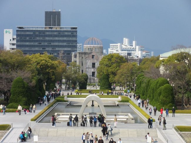 中年オヤジの私が初めて広島を訪れたのは小学生だった昭和54年（大昔？）<br />小学生ながら平和記念資料館から多くの事を学びました・・・。<br /><br />それ以降2回ほど訪問しましたが、いずれも子供が生まれる前でした<br />「いつか自分の子供も連れてこなければ！」と思いつつも、中々機会に恵まれず、気が付けば今春から末子も高校生・・・<br />いい加減にしないと、成長して子供じゃなくなっちゃう！<br />という訳で今回一念発起し広島旅行を敢行しました。<br /><br />日程的にタイトながら以下のミッションを1泊2日でクリアすべく行程を組みました<br />・平和記念公園（平和記念資料館見学）<br />・厳島神社見学<br />・広島風お好み焼きを食す<br />・あなご飯を食す<br /><br />初日は<br />東京駅→広島駅→みっちゃん総本店で「お好み焼き」→平和記念公園→宮島<br />2日目は<br />厳島神社→獅子岩→宮島口→東京<br /><br />交通手段は新幹線、広島市電、世界遺産航路、ロープウェー、宮島航路、とバラエティ溢れる乗物をチョイスしました。<br /><br />平和記念公園はやはり印象深かったし、宮島は素晴らしい所で、非常に思い出深い旅行となりました。<br /><br />今回多くの施設を訪問数したので各日毎に前編・中編・後編に分けてお届けします<br />初日・中編は、平和記念公園です<br /><br />※つたない文章＆写真ではありますが、是非最後までお付き合いください