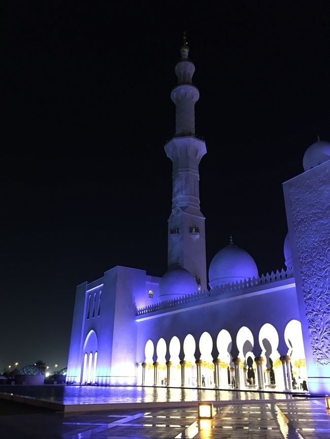 世界一のモスクに行きました。<br />新しくて綺麗で、美しく、素晴らしいです。<br />モスク内の扉が巨大な自動ドア！<br />